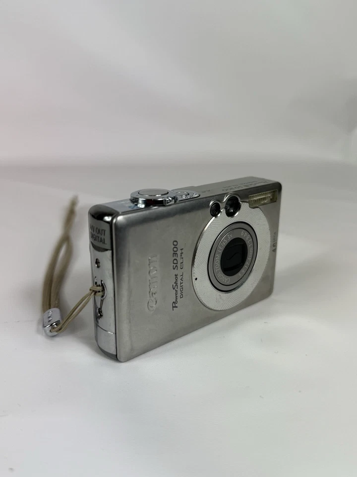 Canon Powershot SD300 ELPH - FOR PARTS OR REPAIR / READ PLEASE - Image 2 of 4