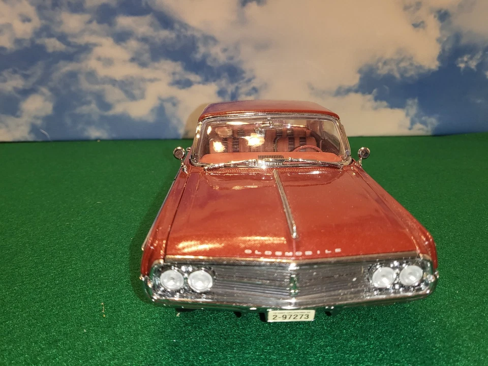 Oldsmobile Starfire Coupe 1962  1:18 Candy Apple Red Signature Series - Image 3 of 4