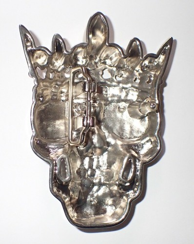 BLINGED OUT LARGE SIZE RHINESTONE ENCRUSTED SKULL WITH CROWN BELT BUCKLE NEW! - Picture 2 of 2
