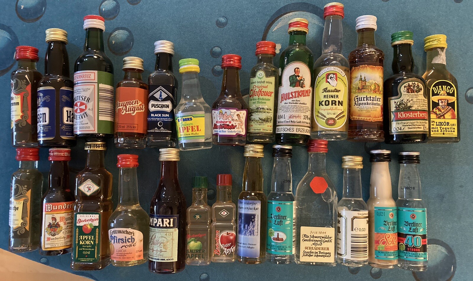 Sammlung Miniflaschen Schnaps/Liköre (Auflösung) 26 St., ungeöffnet, aus Vitrine