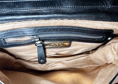 Bolso de mano sin asas BE&D de cuero negro con tachuelas de metal con solapa - Imagen 5 de 6