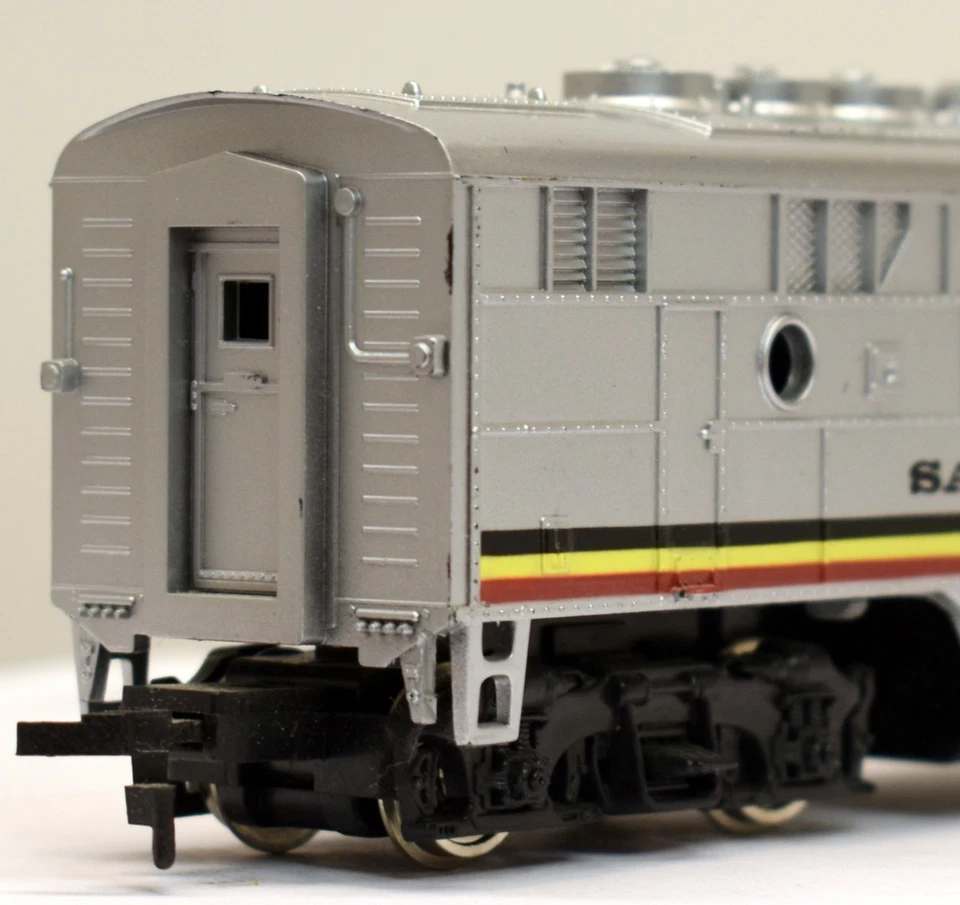 MODEL POWER HO Scale SANTA FE F3 Dummy Diesel Locomotive - Image 3 of 4