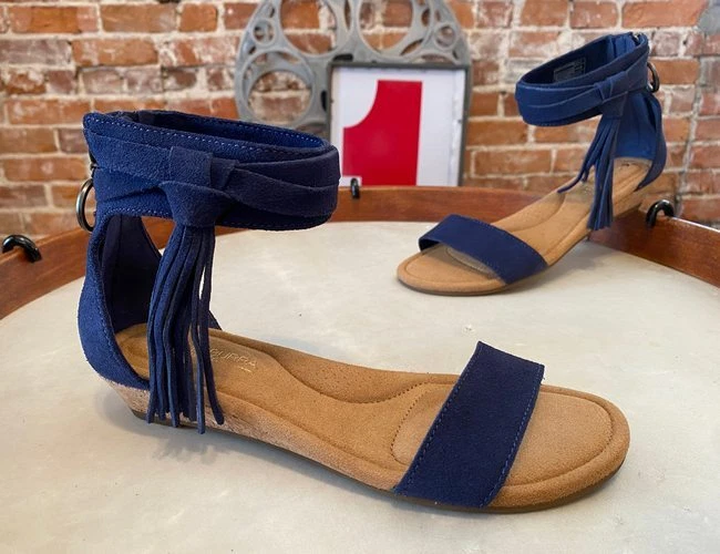 Sandali Koolaburra di Ugg blu pelle scamosciata corda cinturino alla caviglia nappa zeppa 6 5 nuovi