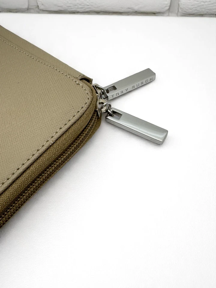 Estuche para Tableta Tory Burch Cuero Saffiano Taupe Tono Plateado Hardware Cremallera Alrededor Foto 2 de 4