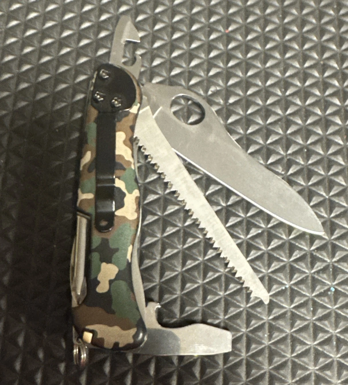 CAMO Victorinox OHT PLAIN EDGE with SwissBianco Pocket Clip