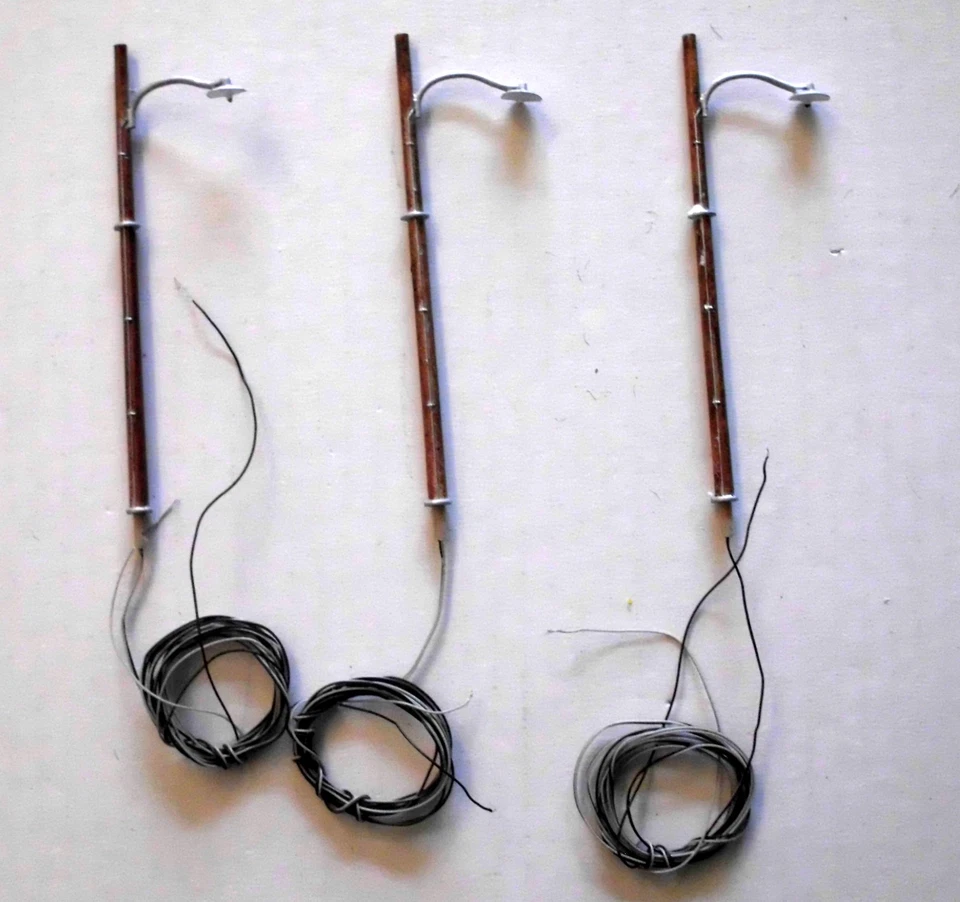 Woodland Scenics:  H0 --- 3 Holzmastleuchten ---  LED ---  unbespielt