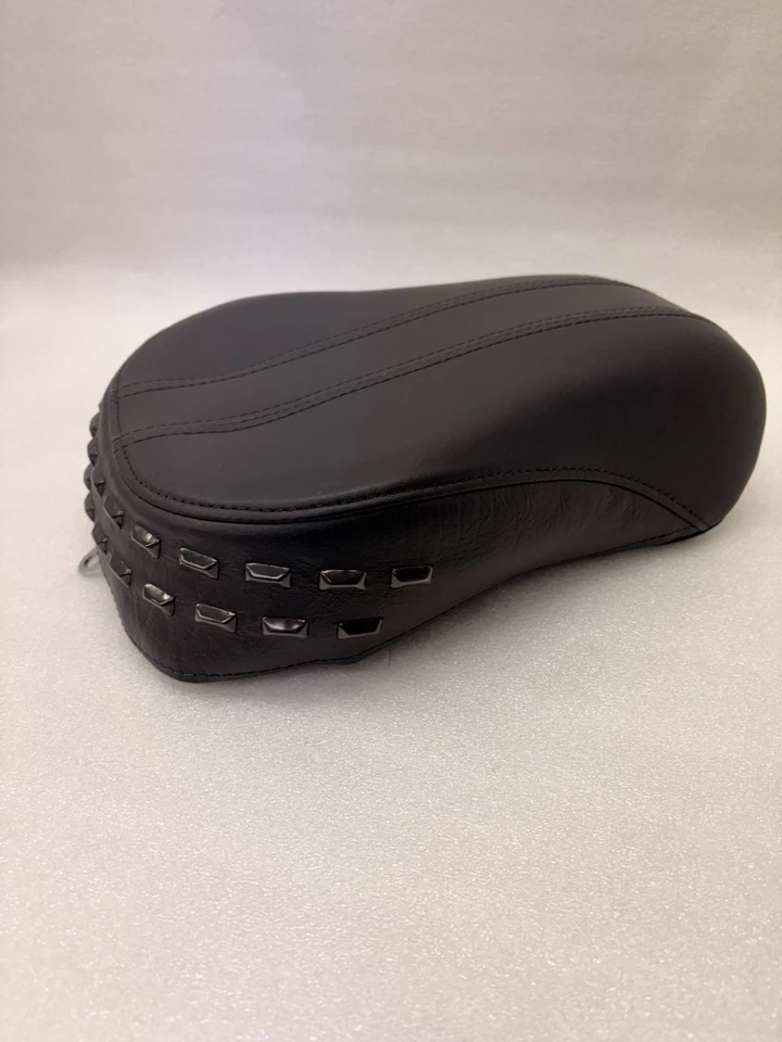 Harley Heritage Softail 2018-2023 asiento de pasajero con tachuelas negro 34 Foto 2 de 4