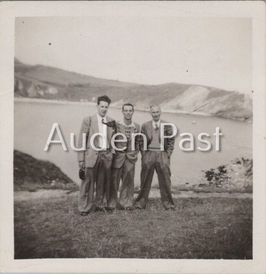 Drei Männer Mid Century Schnappschuss Foto Outdoor Küstenszene Vintage