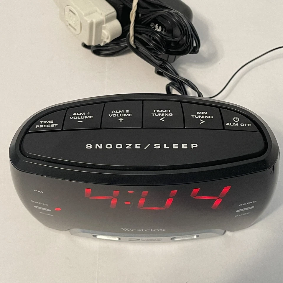 Westclox Grande 1.4” Rojo LED Digital Radio Reloj FM con 2 Puertos de Carga USB Foto 2 de 4