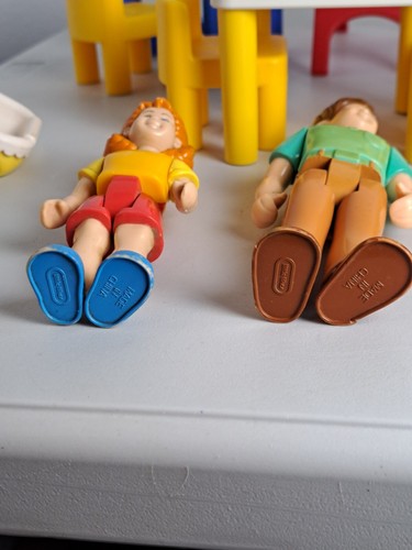 VTG. 1990's Little Tikes DOLLHOUSE 9 Piece Lot Furniture 2 Figures - Picture 14 of 14
