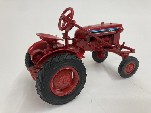 Vintage Ertl International Cub Tractor 1/16 Scale Die Cast - Picture 4 of 5