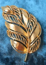 Vintage Napier Brooch Leaf Dainty Elegant Textured Gold Tone