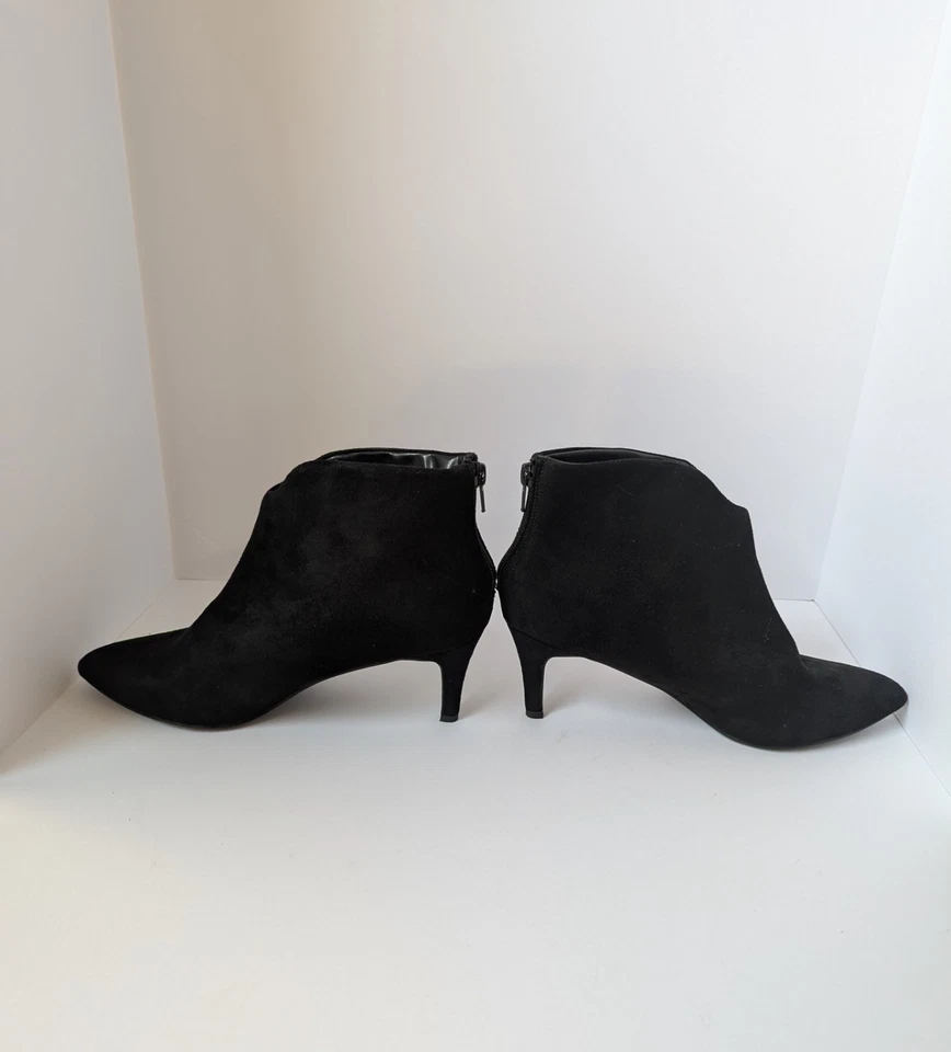 Botas al tobillo H By Halston para mujer negras veganas gamuza punta tacón de 3" talla 8 Foto 4 de 4