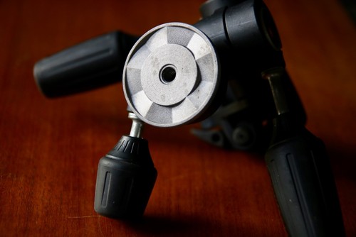 Manfrotto 804RC2 3-Way Pan/Tilt Tripod Head – RC2 Quick Release, Italy - Picture 4 of 6