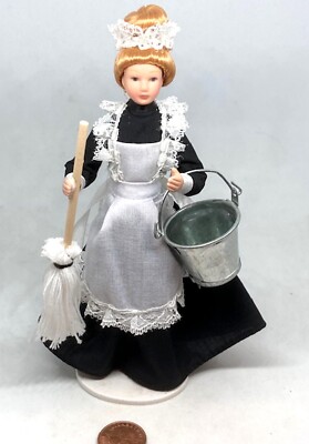 Puppenstubenmädchen im schwarzen Kleid mit Mopp und Eimer Maßstab 1:12 Miniatur Tumdee