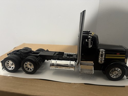 New Ray 1/32 Peterbilt 379 Daycab Truck (see Description) - Picture 2 of 6