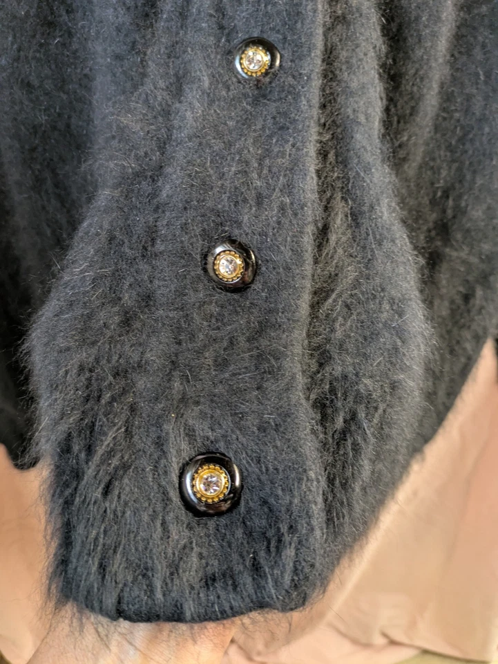 Chaqueta Angora Esponjosa Exclusiva Misook para Mujer S/M Negra con Forrada Gris/Plateada Foto 3 de 4