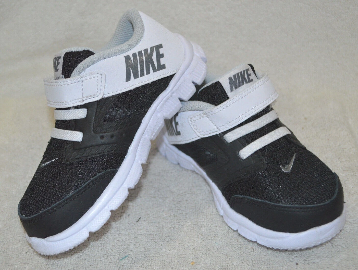 Baskets pour tout petits garçons Nike Flex Supreme TR 3 noires/gris/blanc   Taille 5C neuves dans leur emballage