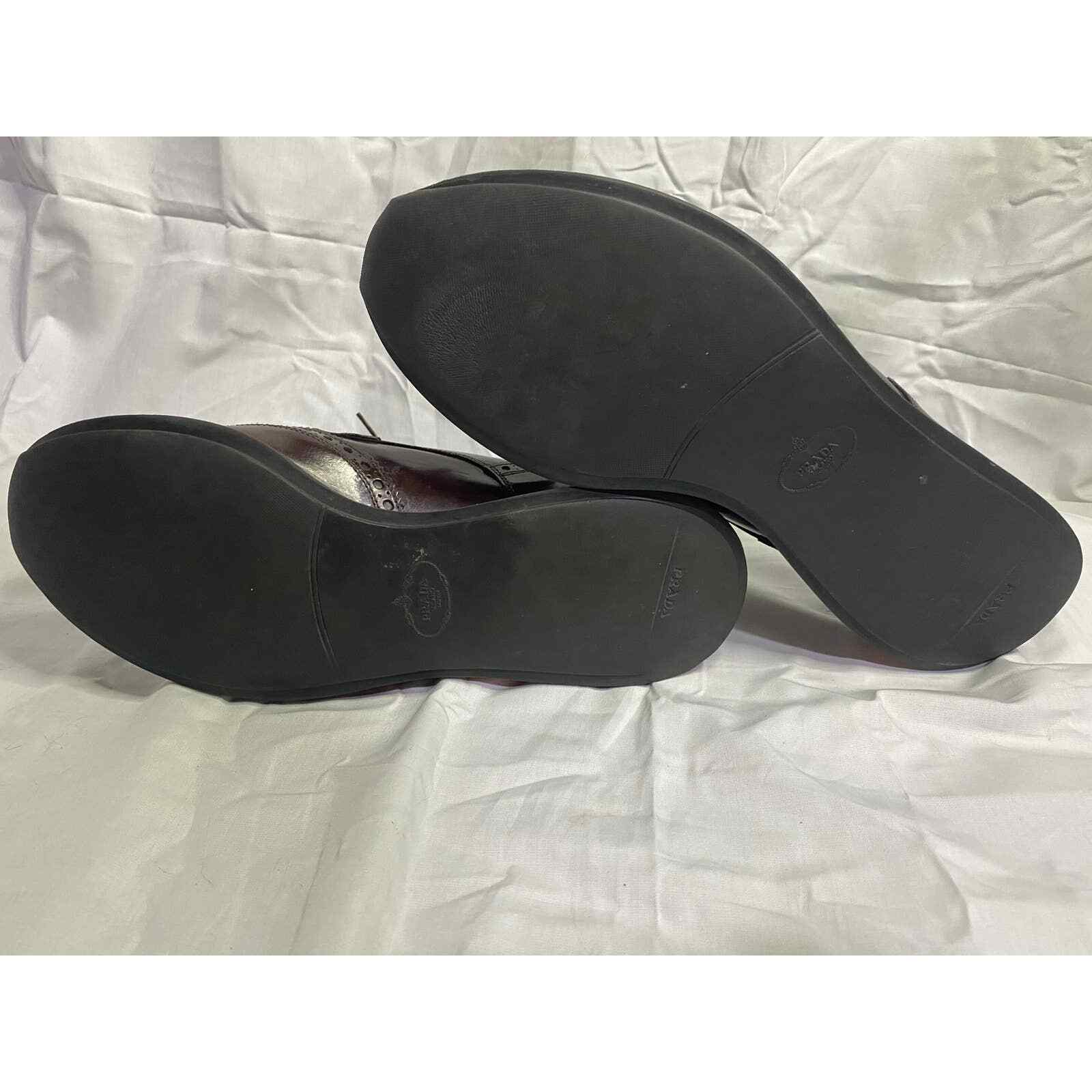 SAOLA Prada Borgogna Wingtip Derby con suola arancione