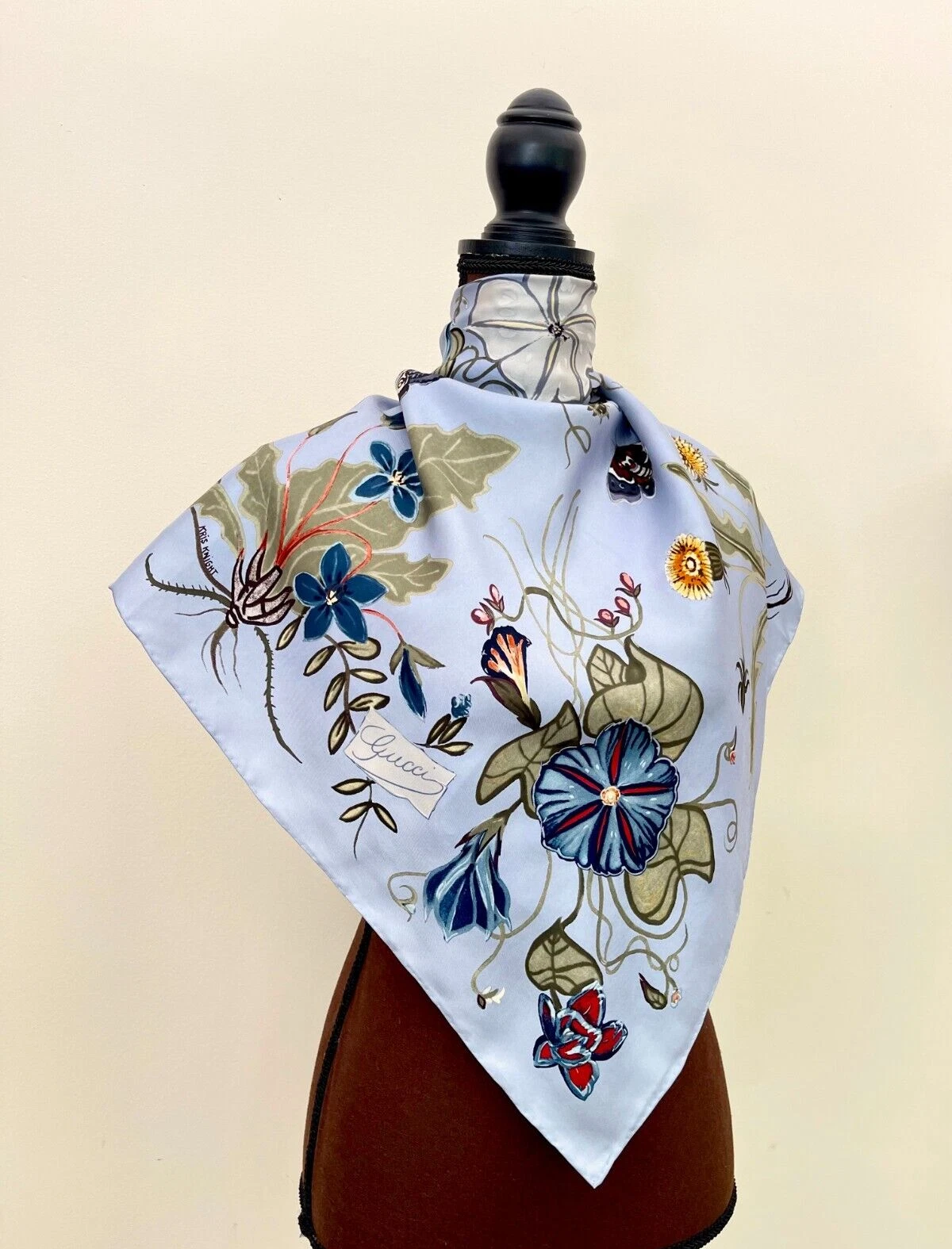 Écharpe Gucci neuve logo Kris Knight imprimé flore bleu soie wrap avec boîte cadeau Gucci