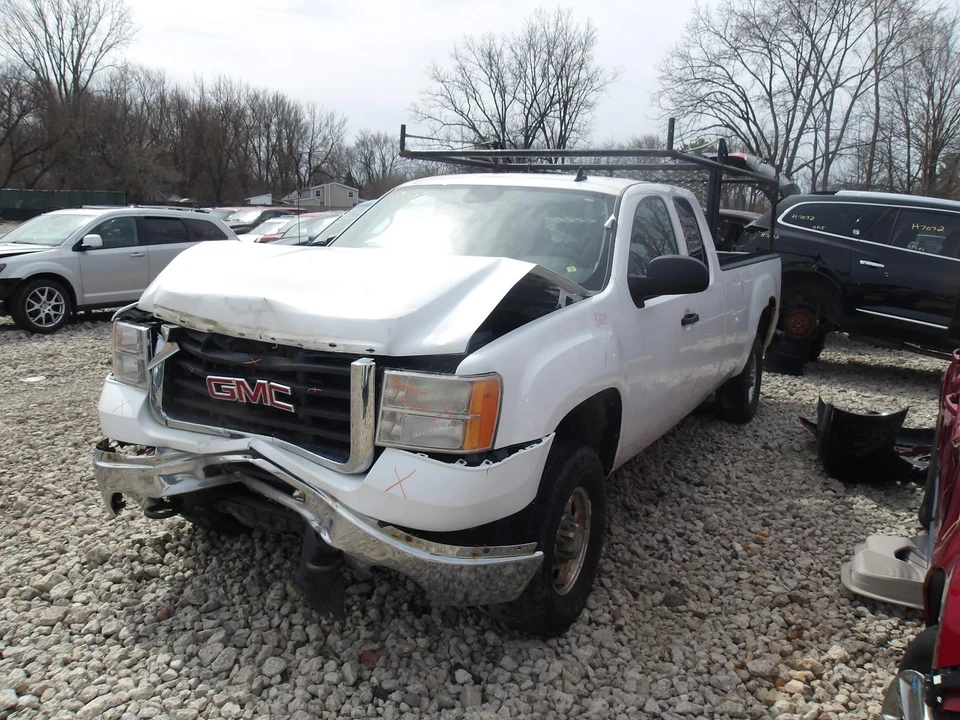 Brazo de control superior delantero usado se adapta a: camioneta GMC Sierra 2500 2010 delantera Foto 2 de 4