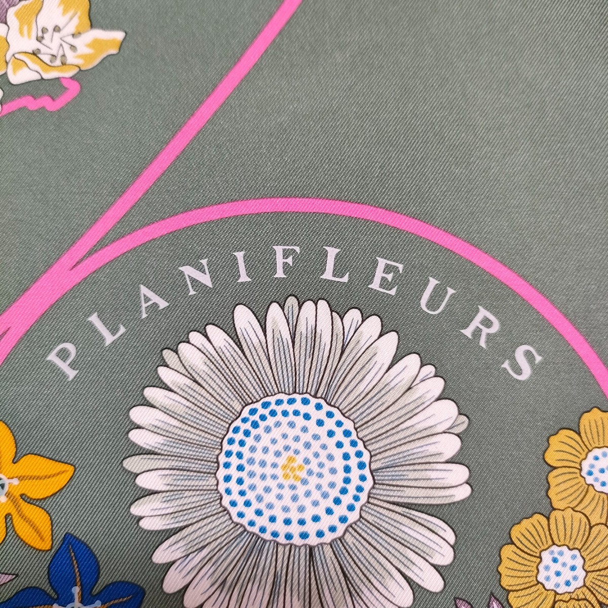 Unused w/box HERMES Carre 90 Planifleurs Flower Silk Scarf Unused w/box HERMES Carre 90 Planifleurs Flower Silk Scarf