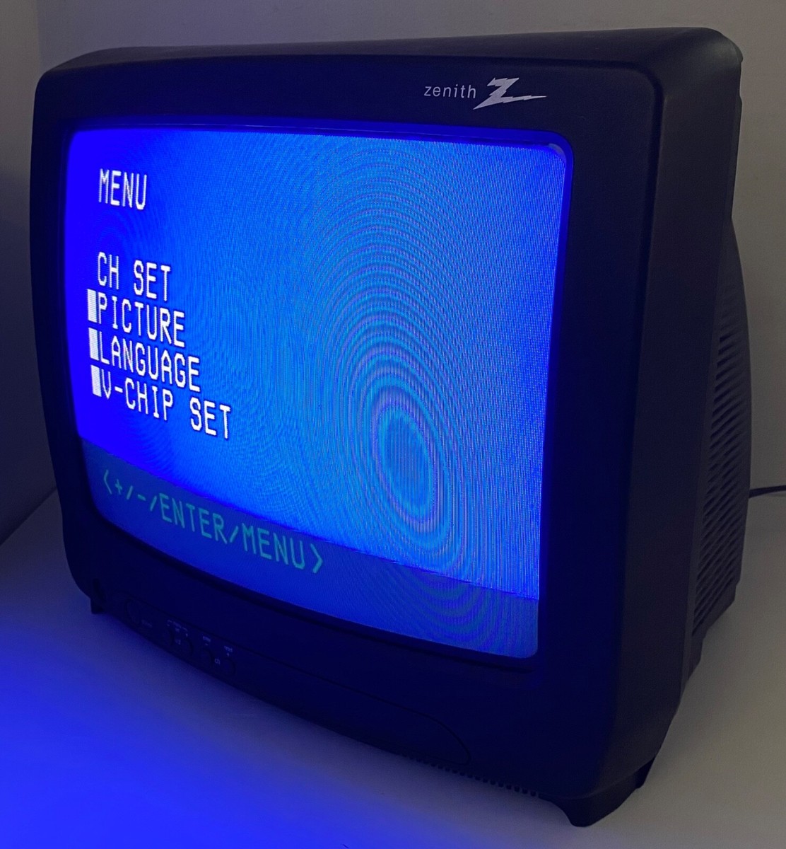 Vintage 13” Zenith Color Television Model C13A02D Retro Vintage 13” Zenith Color Television Model C13A02D Retro