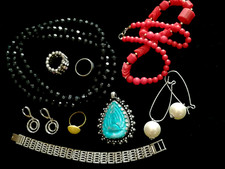 Lotto di bigiotteria  anelli , bracciali, orecchini , collane e ciondoli anni 60