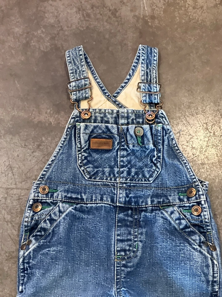 Mono vaquero genuino para niños de OshKosh 18M - correas ajustables, bolsillos Foto 2 de 4