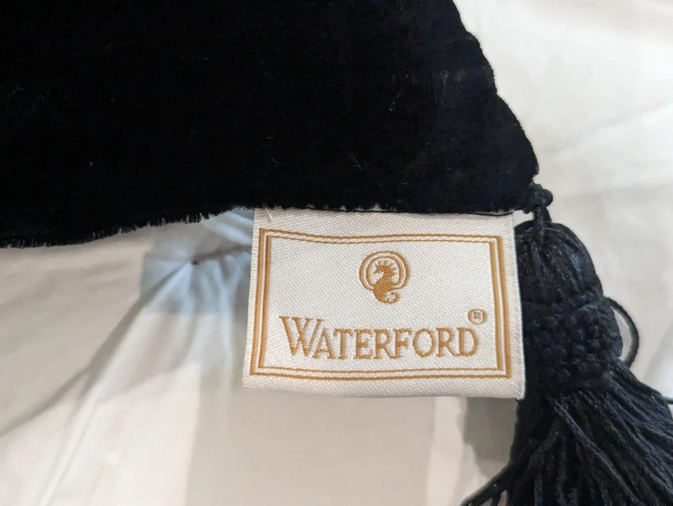 ALMOHADA WATERFORD ACENTO TERCIOPELO NEGRO 12"X12" Foto 3 de 4