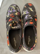 Easy Spirit Slip On Sneakers Black Floral Size 9 Look Like Never worn 