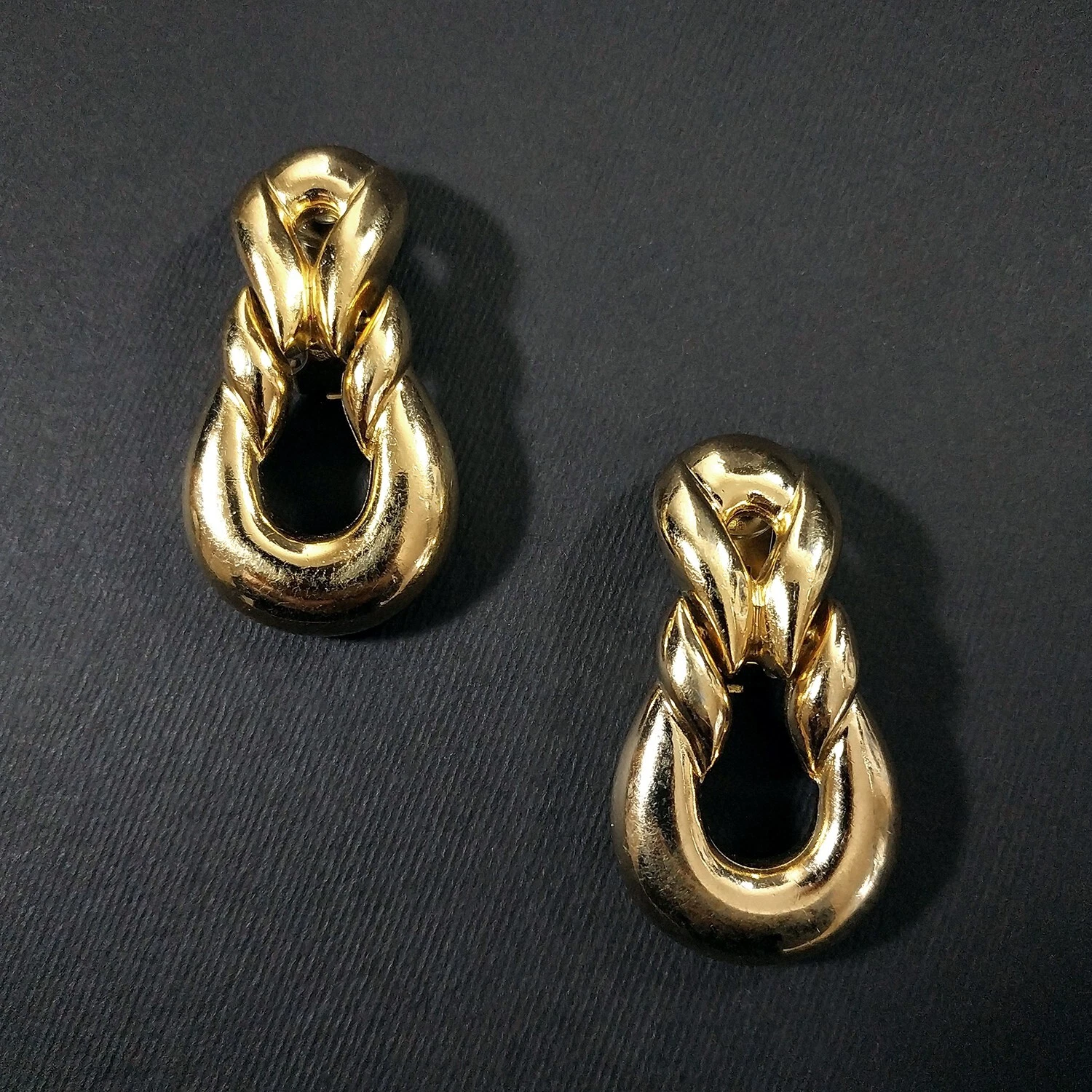 CHRISTIAN DIOR © Boucles d'oreilles clips vintage en plaqué or grandes charnières. Allemagne