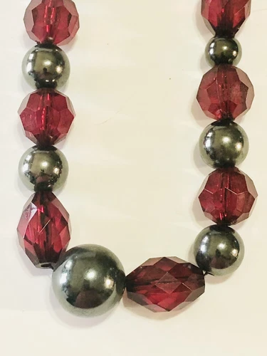 Vintage Art Deco Red And Silver Tone Acrylic Beaded Necklace Jewelry 9”
