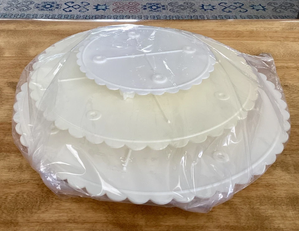 Set of 3 VTG Wilton Graduated Round Scalloped Cake Plates, Off-White Plastic - Image 2 of 4
