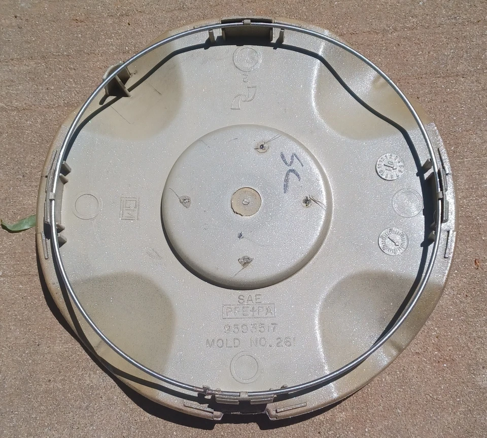 Buick Park Avenue center cap 2000-2003, gray logo, part # 9593517 Repainted - Image 3 of 3