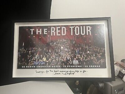 TAYLOR SWIFT 2013 RED TOUR CREW PHOTO SIGNED BY TAYLOR SWIFT TAYLOR SWIFT 2013 RED TOUR CREW PHOTO SIGNED BY TAYLOR SWIFT