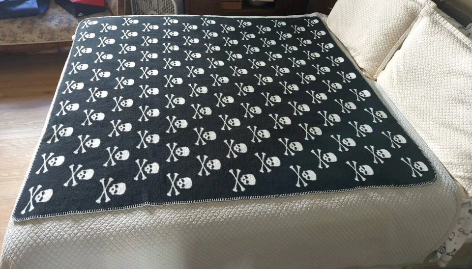 Manta Docofil Calavera Huesos Cruzados Reversible Negro Blanco 53"X60" Gótico  Foto 4 de 4