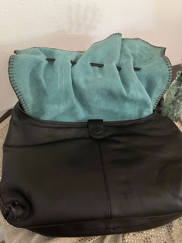 Bolso de mano Sharif 1827 de cuero negro con interior de gamuza verde azulado.   Foto 3 de 4