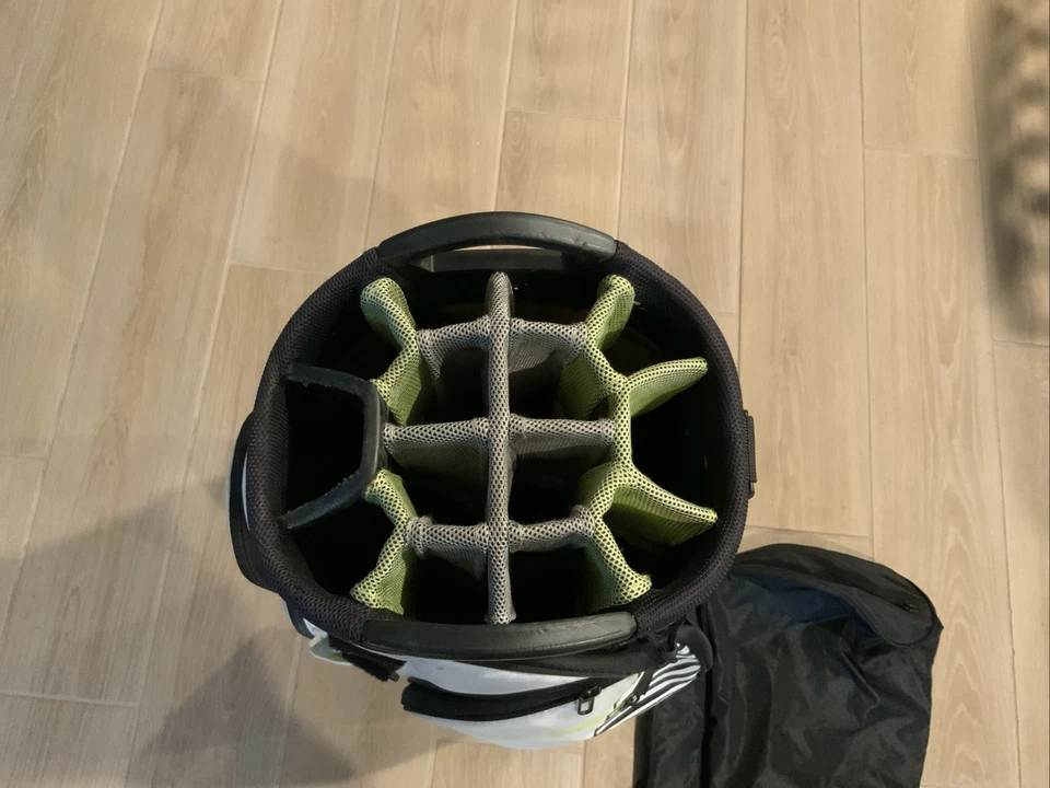 Bolsa de carrito de golf Nike 14 vías blanca y negra con correa suave para el hombro y cubierta para lluvia Foto 3 de 4