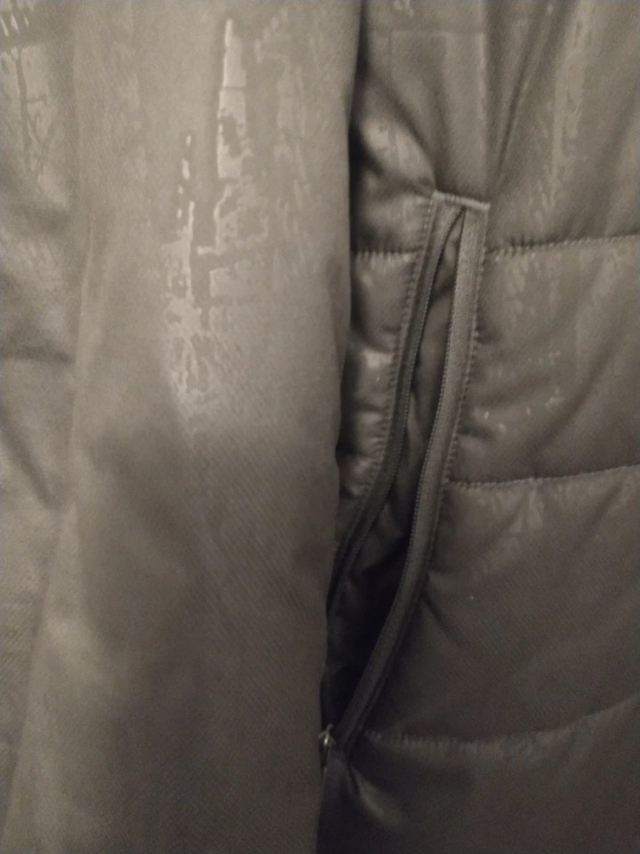 Under Armour Men's XL Olive Green Puffer Jacket. Note: Small Flaw On Back. - Image 4 of 4