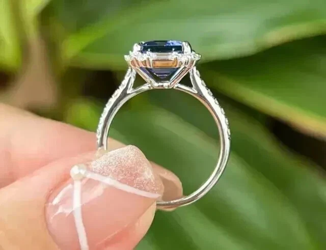 Anillo de compromiso con halo de tanzanita natural corte esmeralda de 2,65 quilates de oro blanco sólido de 14 quilates Foto 3 de 4