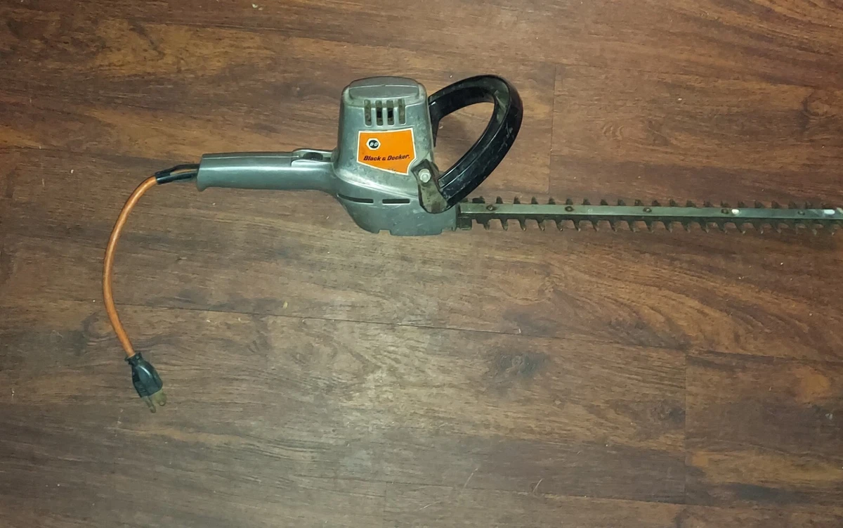 BLACK+DECKER 16-in Corded Electric Hedge Trimmer in the Hedge