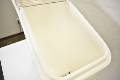 Pattumiera Con Coperchio Inclinato Cambro IBS20148 - Per Hospitality, Igienica, Bianca, 29x33x71 Cm - Foto 9