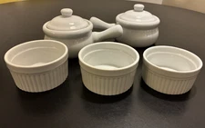 Lot 5 HIC Harold Import Co Porcelain 3 Ramekins & 2 Onion Soup Crocks Lid Handle