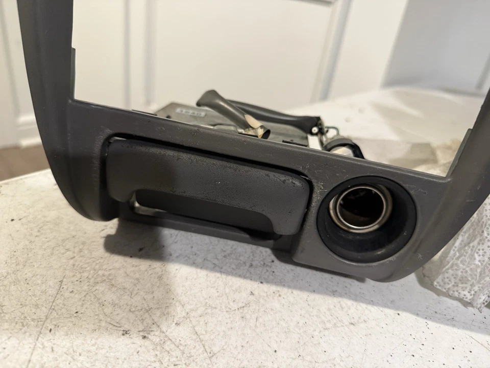 Toyota Corolla 98-02 tablero central bisel moldura alrededor radio toma de corriente OEM Foto 2 de 4