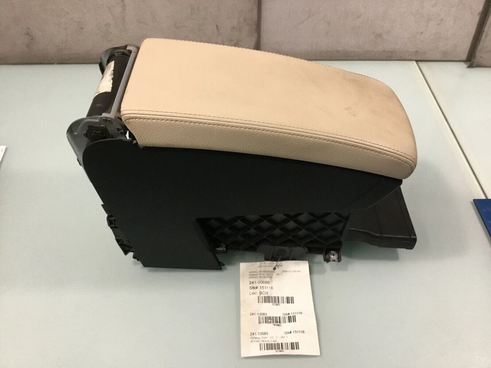 Крышка подлокотника центральной консоли 09–10 Volkswagen CC с отсеком для хранения от оригинального производителя EP - Изображение 4 из 4