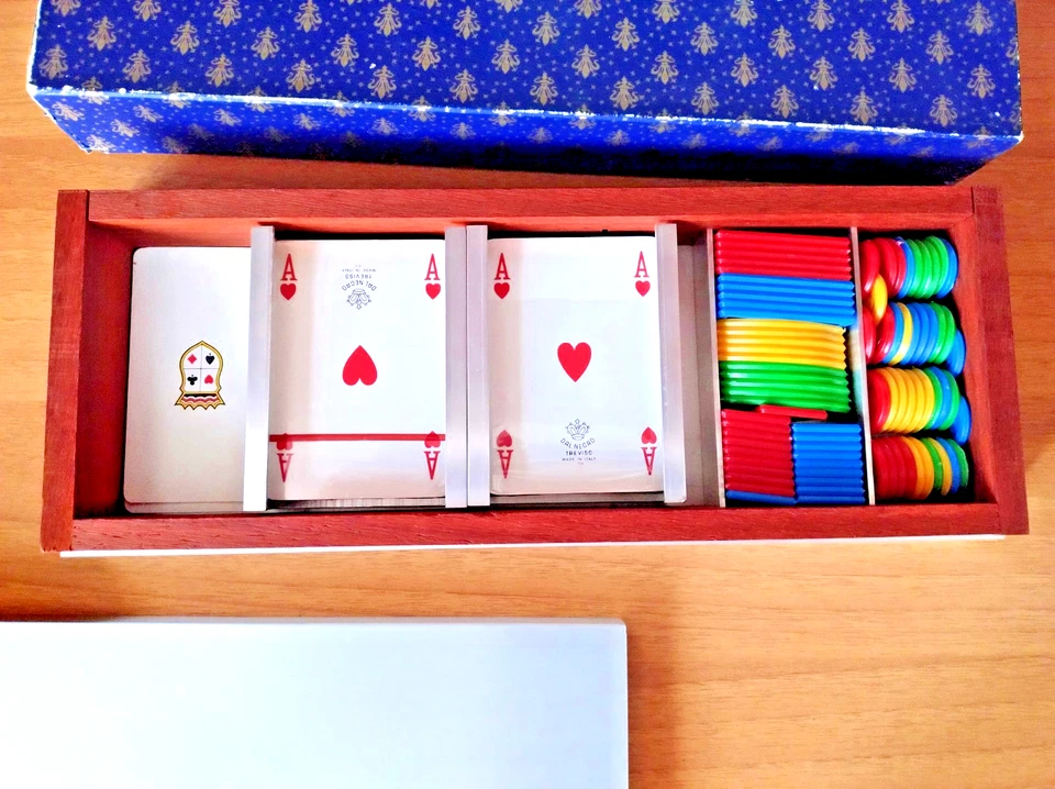 Set Poker Vintage 2 Mazzi Carte Ramino Fiches Cofanetto Custodia Valigetta - Immagine 2 di 4