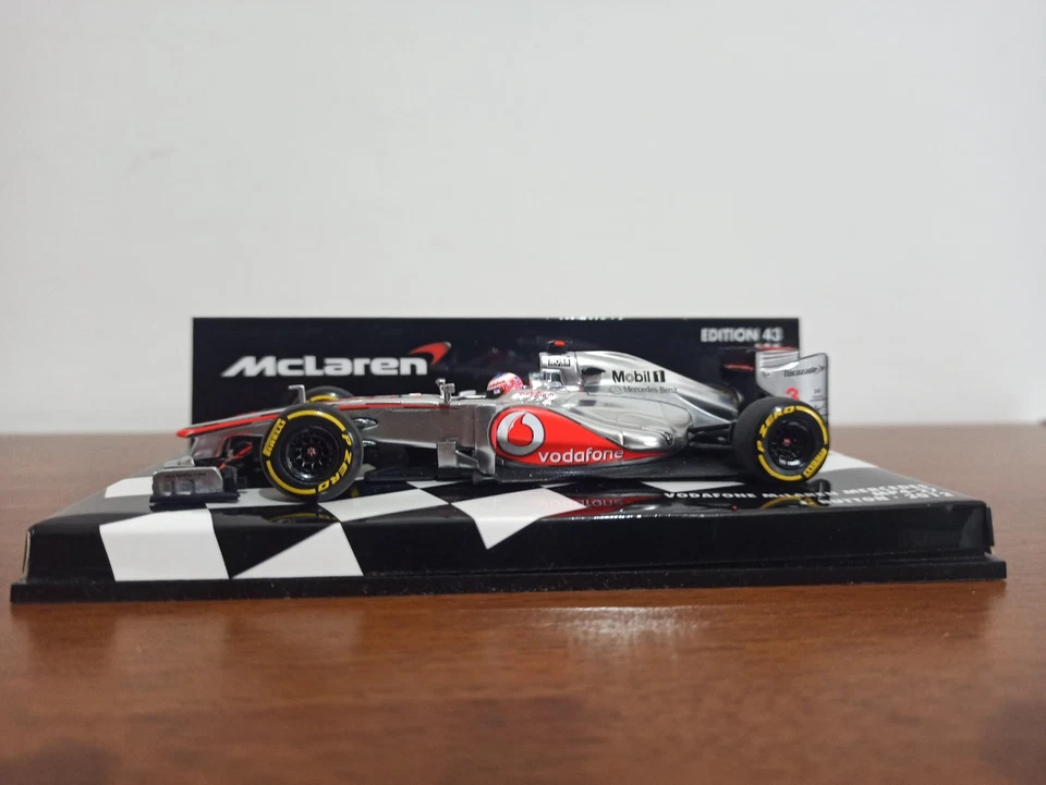 F1 MINICHAMPS 1/43 VODAFONE MCLAREN MERCEDES MP4-27 J.BUTTON 2012 - Immagine 2 di 4