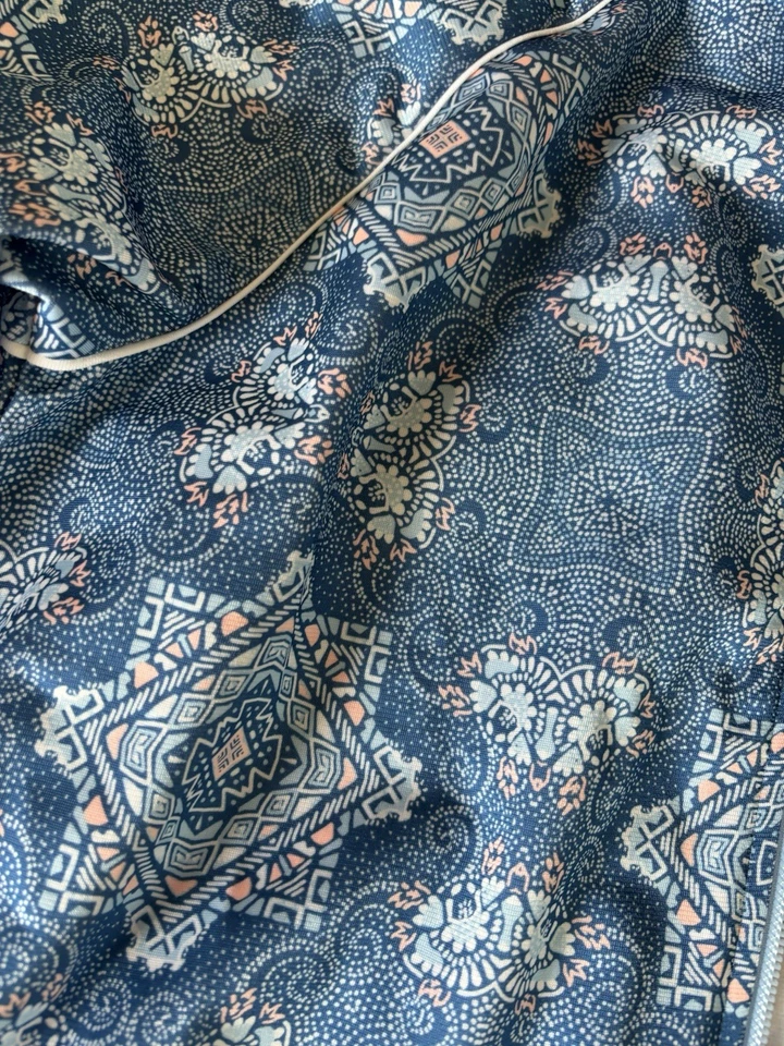 Chaqueta floral azul Adidas para niñas talla L Foto 3 de 4