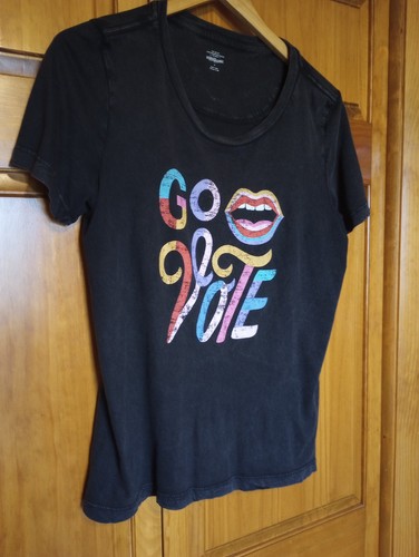Camiseta Anthropologie "Go Vote" con puntada lateral de adentro hacia afuera negro carbón Talla Pequeña - Imagen 22 de 22